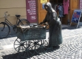 1280px-kati_neni_a_fertalyos_asszony_bronzszobra_szekesfehervaron