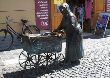 1280px-kati_neni_a_fertalyos_asszony_bronzszobra_szekesfehervaron