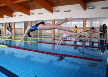 az-elso-csobbanas-a-medencebe-foto-vajda-e1489838357282