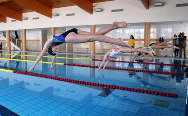 az-elso-csobbanas-a-medencebe-foto-vajda-e1489838357282