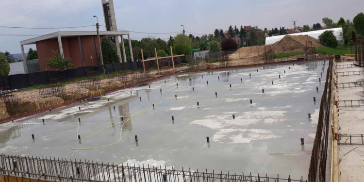 Már lebetonozták a Budakeszi Tanuszoda nagyobbik medencéjének az alját