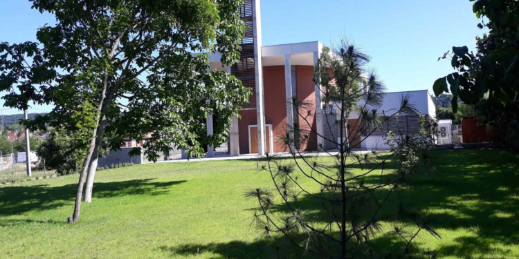 A Budakeszi Evangélikus Templom harmónikus látványa, környezetének végleges kialakításával vált teljessé