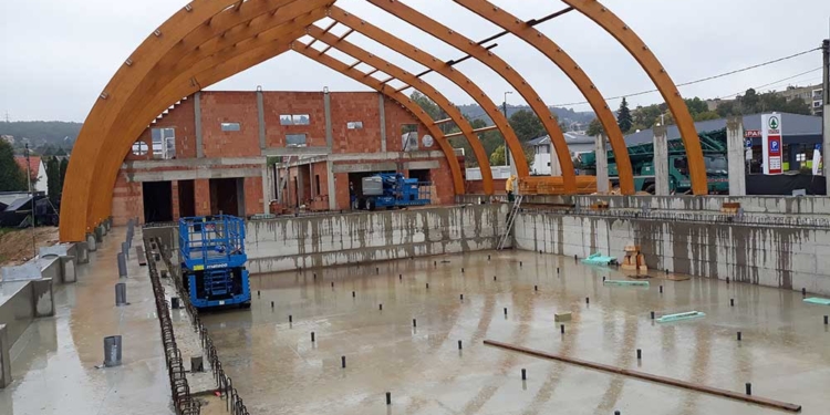 Már készül a budakeszi tanuszoda tetőszerkezete