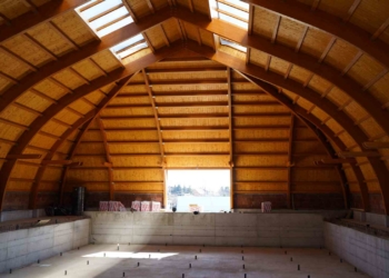 Elkészült a Budakeszi Tanuszoda impozáns belső faburkolata