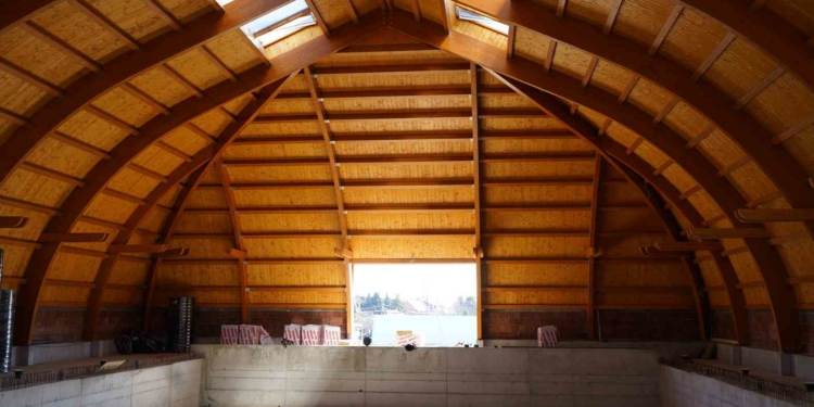 Elkészült a Budakeszi Tanuszoda impozáns belső faburkolata