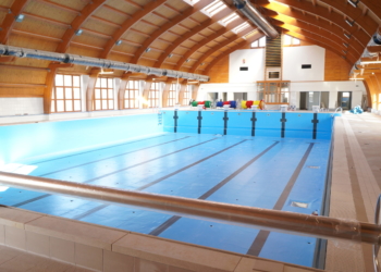 2 kép a készülő, gyönyörűséges  Budakeszi Tanuszodáról