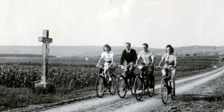 Ilyen volt 1939-ben a Budakeszi és  Budaörs közötti  út a Farkashegyi reptér közelében