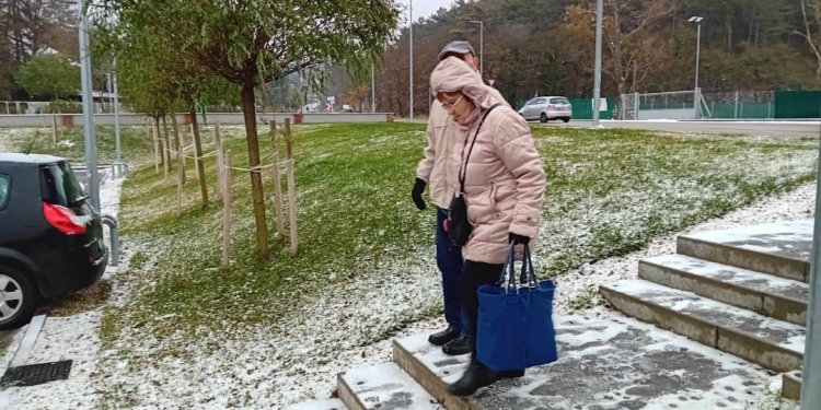 A  budakeszi Lidl korlátot fog építeni a 22-es busz megállójától a szupermarkethez vezető lépcső oldalán