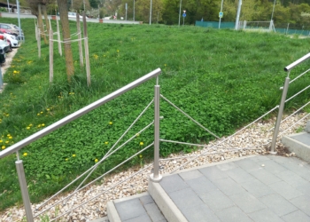 Szétesett a 22-es buszmegállóból a budakeszi LIDL-hez vezető lépcsőkorlát!