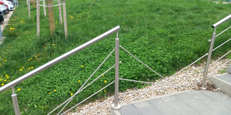 Szétesett a 22-es buszmegállóból a budakeszi LIDL-hez vezető lépcsőkorlát!